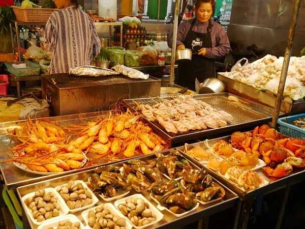 Hua Hin-The train to Hua Hin in July may be the most artistic market in Thailand