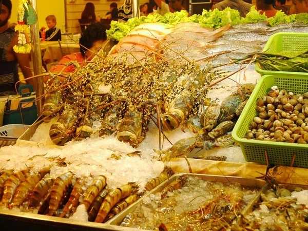 Hua Hin-The train to Hua Hin in July may be the most artistic market in Thailand
