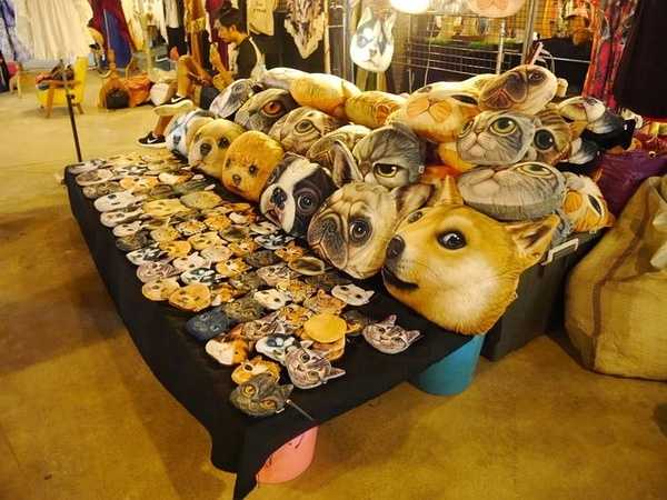 Hua Hin-The train to Hua Hin in July may be the most artistic market in Thailand