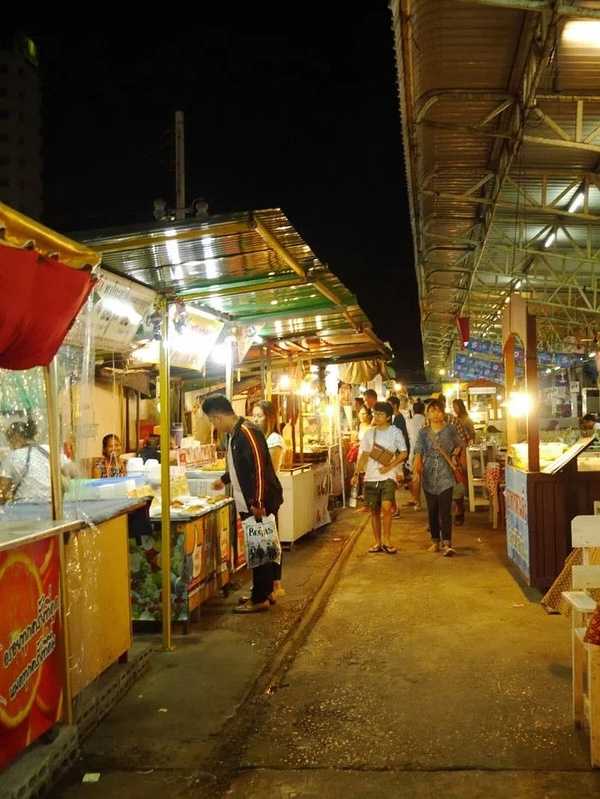 Hua Hin-The train to Hua Hin in July may be the most artistic market in Thailand