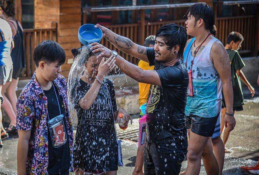 Bangkok-Let me show you the real wet Songkran Festival in Thailand