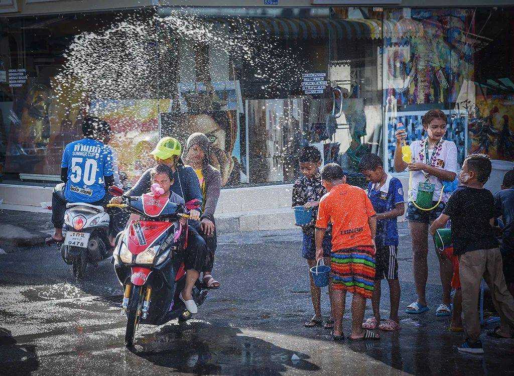 Bangkok-Let me show you the real wet Songkran Festival in Thailand