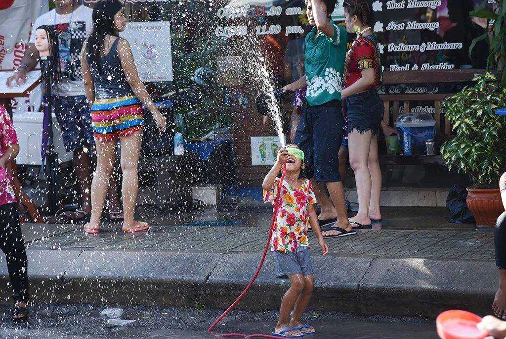 Bangkok-Let me show you the real wet Songkran Festival in Thailand