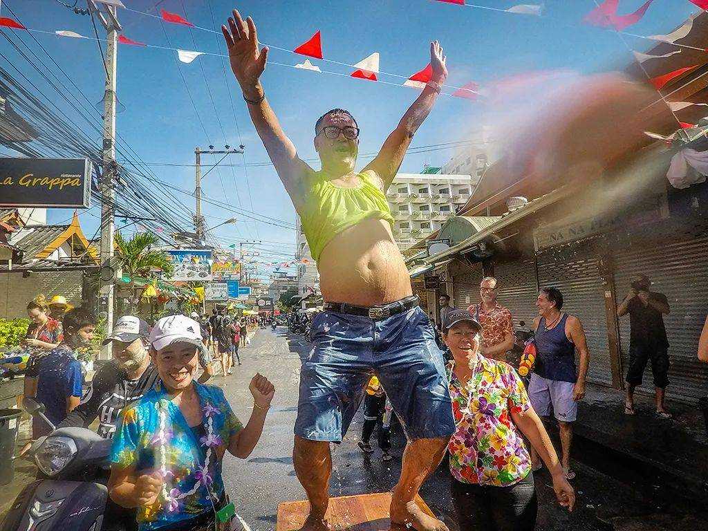 Bangkok-Let me show you the real wet Songkran Festival in Thailand