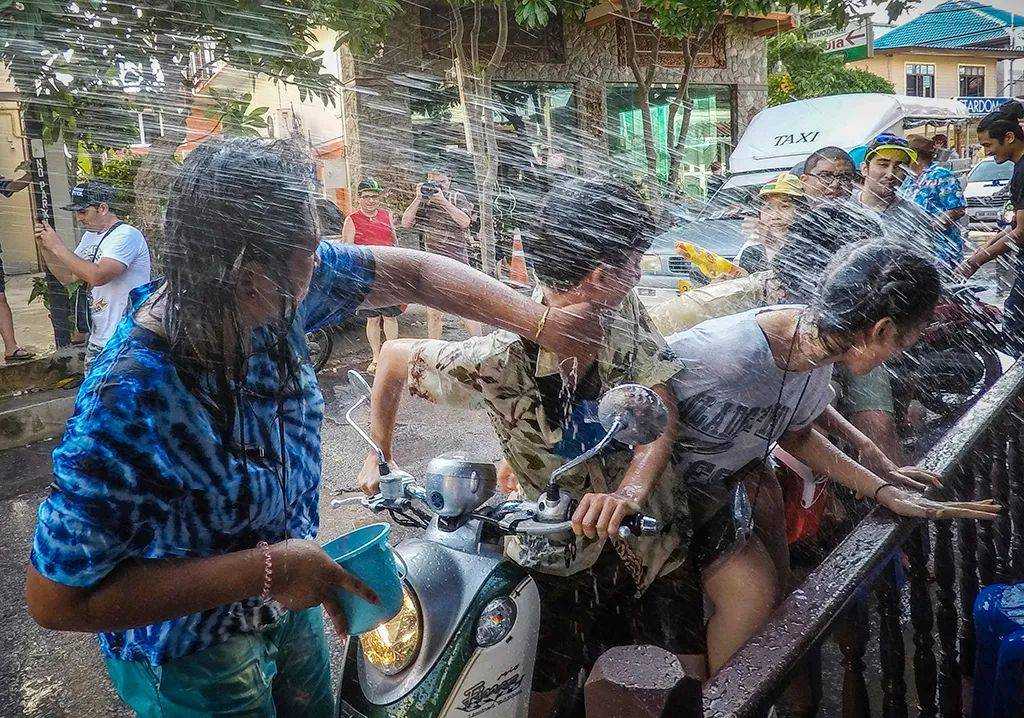 Bangkok-Let me show you the real wet Songkran Festival in Thailand