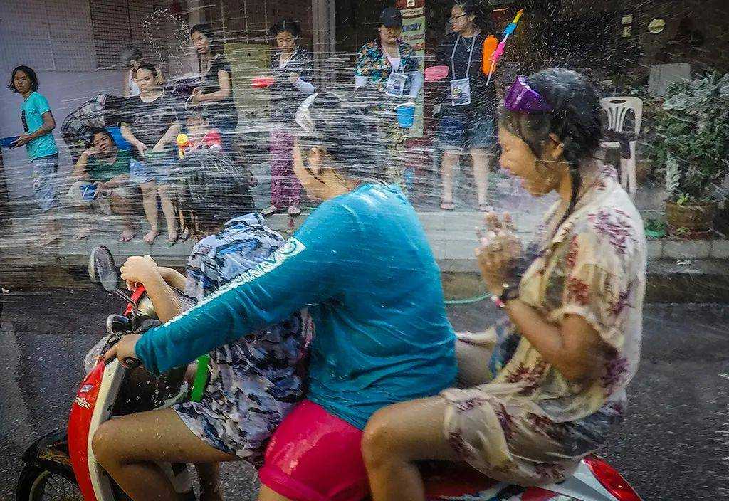 Bangkok-Let me show you the real wet Songkran Festival in Thailand