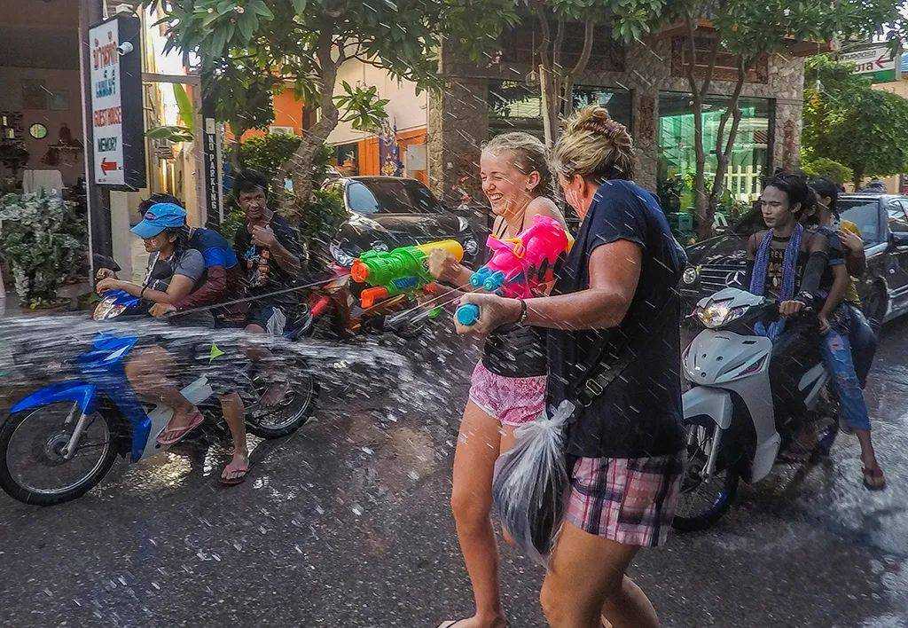 Bangkok-Let me show you the real wet Songkran Festival in Thailand