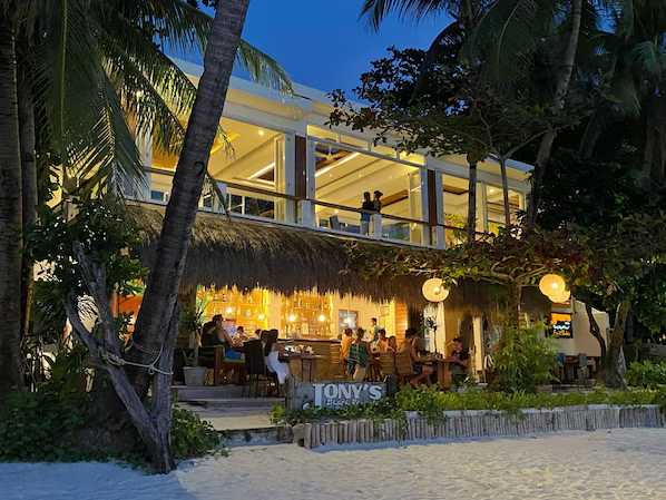 Boracay-Summer Place, Jony's, iHOLA CHULA. Boracay TOP3? Bar Review Experience