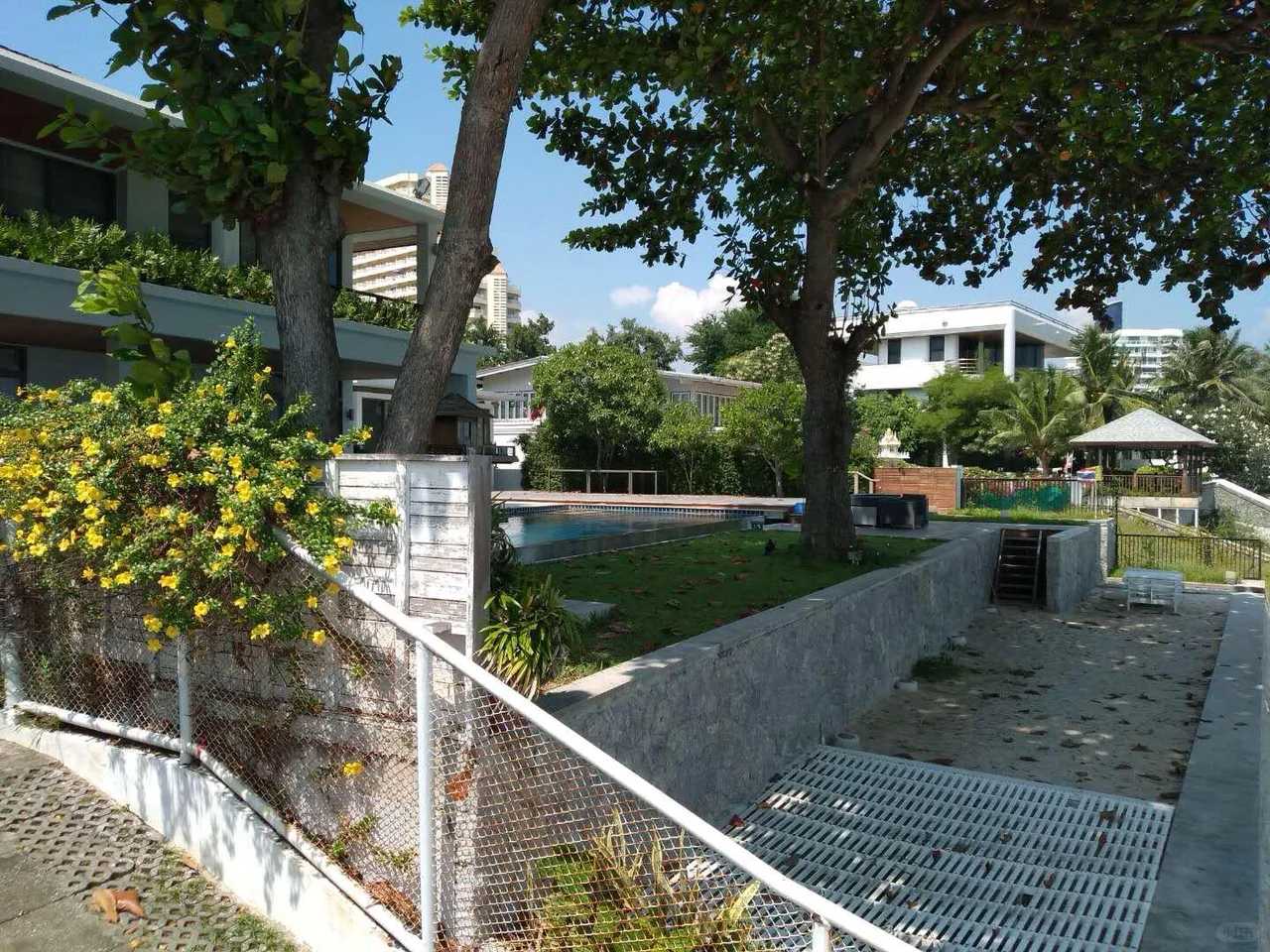 Hua Hin-Nightclubs in Hua Hin, Thailand, no entrance fee, girls expect to be picked up