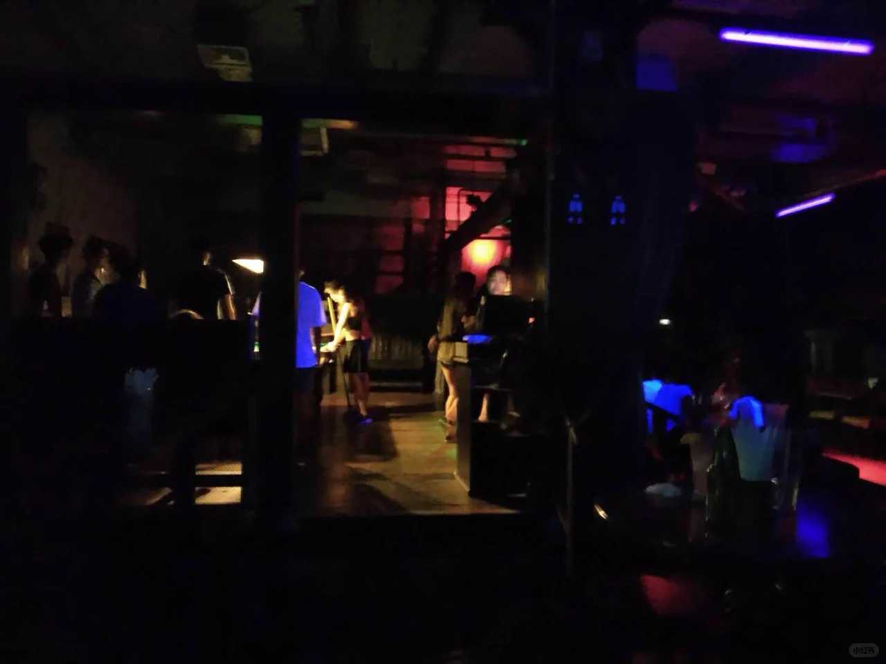 Hua Hin-Nightclubs in Hua Hin, Thailand, no entrance fee, girls expect to be picked up