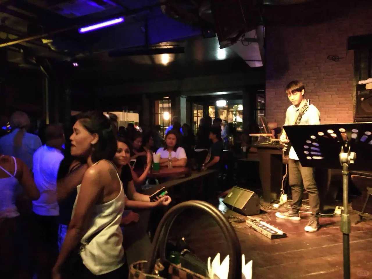 Hua Hin-Nightclubs in Hua Hin, Thailand, no entrance fee, girls expect to be picked up