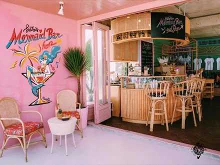 Hua Hin-Sretsis Mermaid Bar and Shop, a pink bar with its own swimming pool