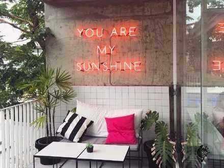 Hua Hin-Sretsis Mermaid Bar and Shop, a pink bar with its own swimming pool