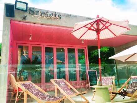 Hua Hin-Sretsis Mermaid Bar and Shop, a pink bar with its own swimming pool