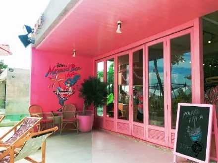 Hua Hin-Sretsis Mermaid Bar and Shop, a pink bar with its own swimming pool