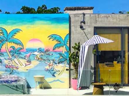Hua Hin-Sretsis Mermaid Bar and Shop, a pink bar with its own swimming pool