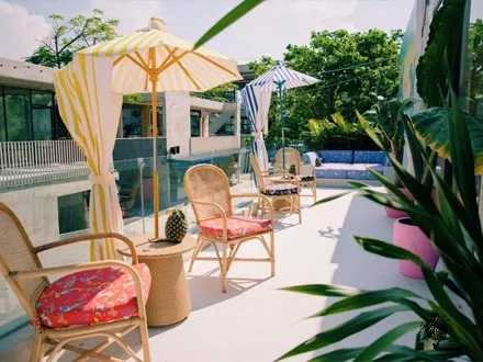 Hua Hin-Sretsis Mermaid Bar and Shop, a pink bar with its own swimming pool