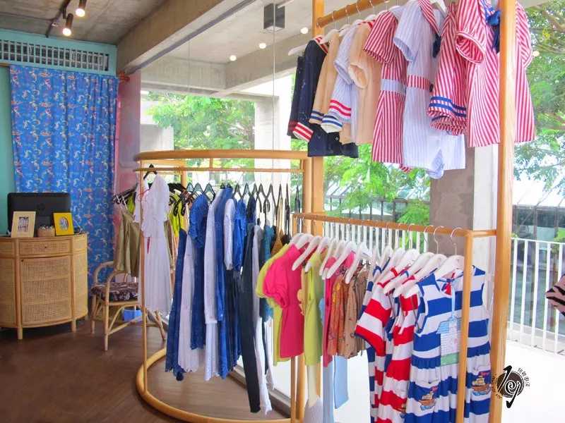 Hua Hin-Sretsis Mermaid Bar and Shop, a pink bar with its own swimming pool