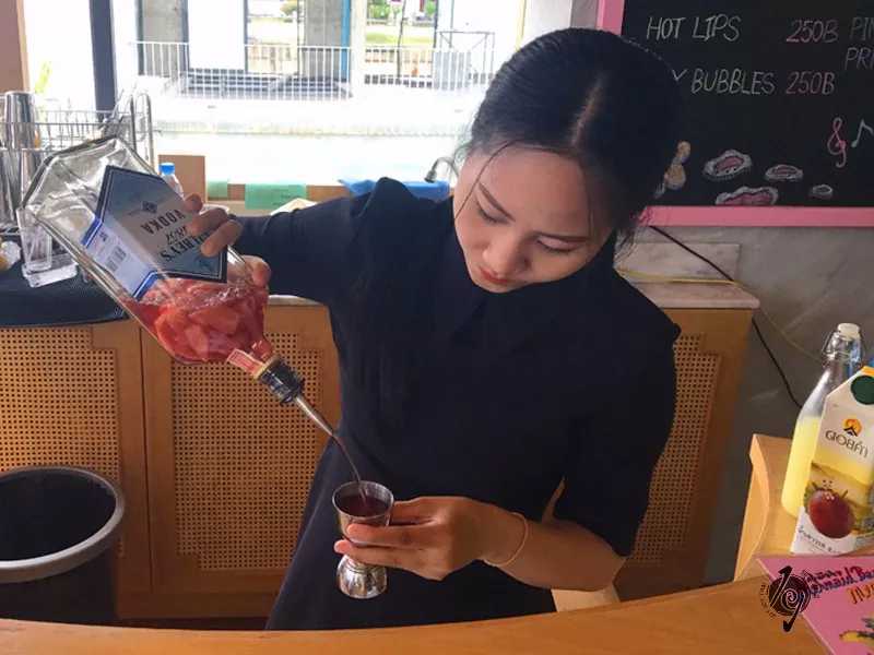 Hua Hin-Sretsis Mermaid Bar and Shop, a pink bar with its own swimming pool