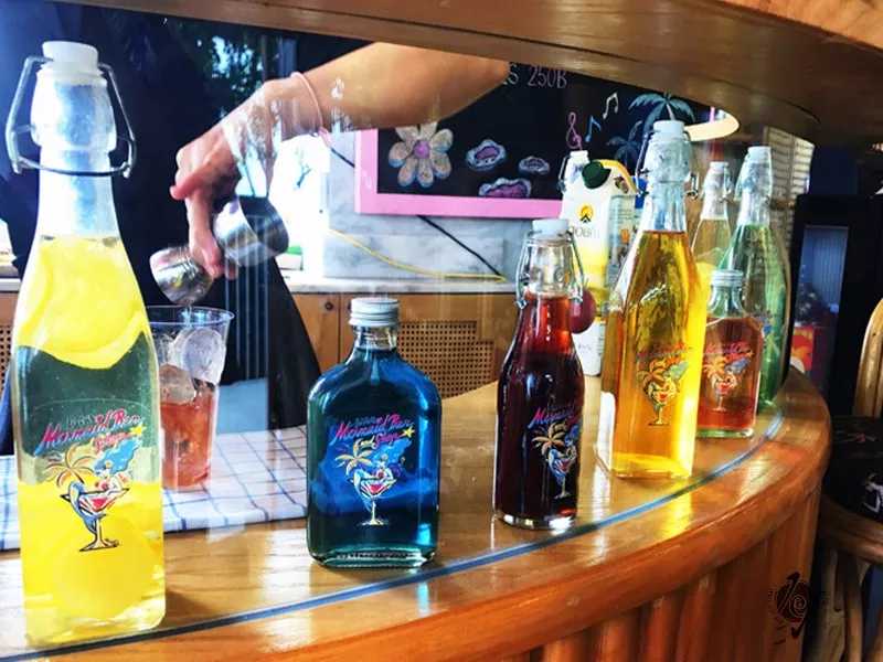 Hua Hin-Sretsis Mermaid Bar and Shop, a pink bar with its own swimming pool
