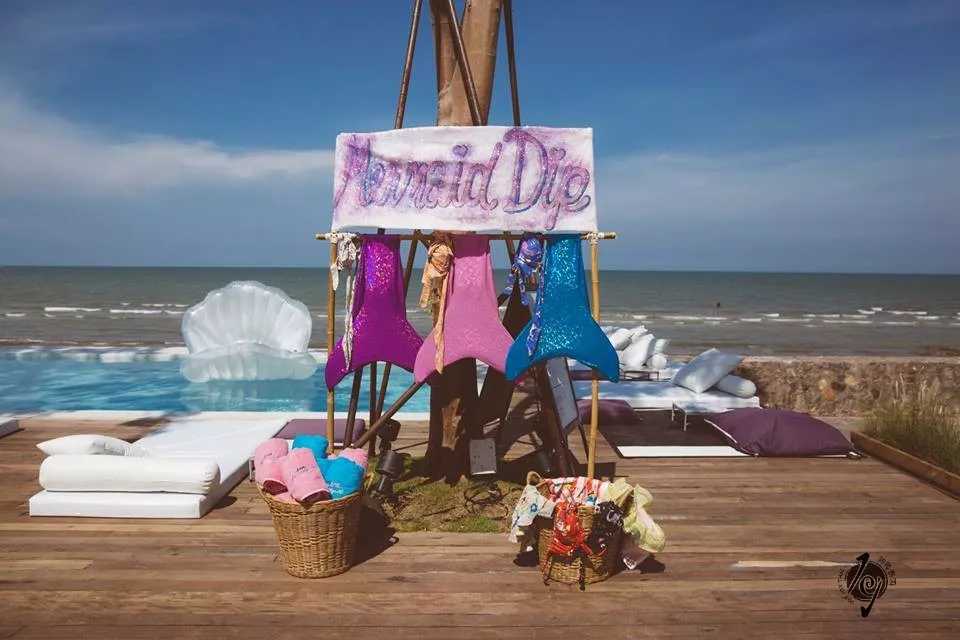 Hua Hin-Sretsis Mermaid Bar and Shop, a pink bar with its own swimming pool