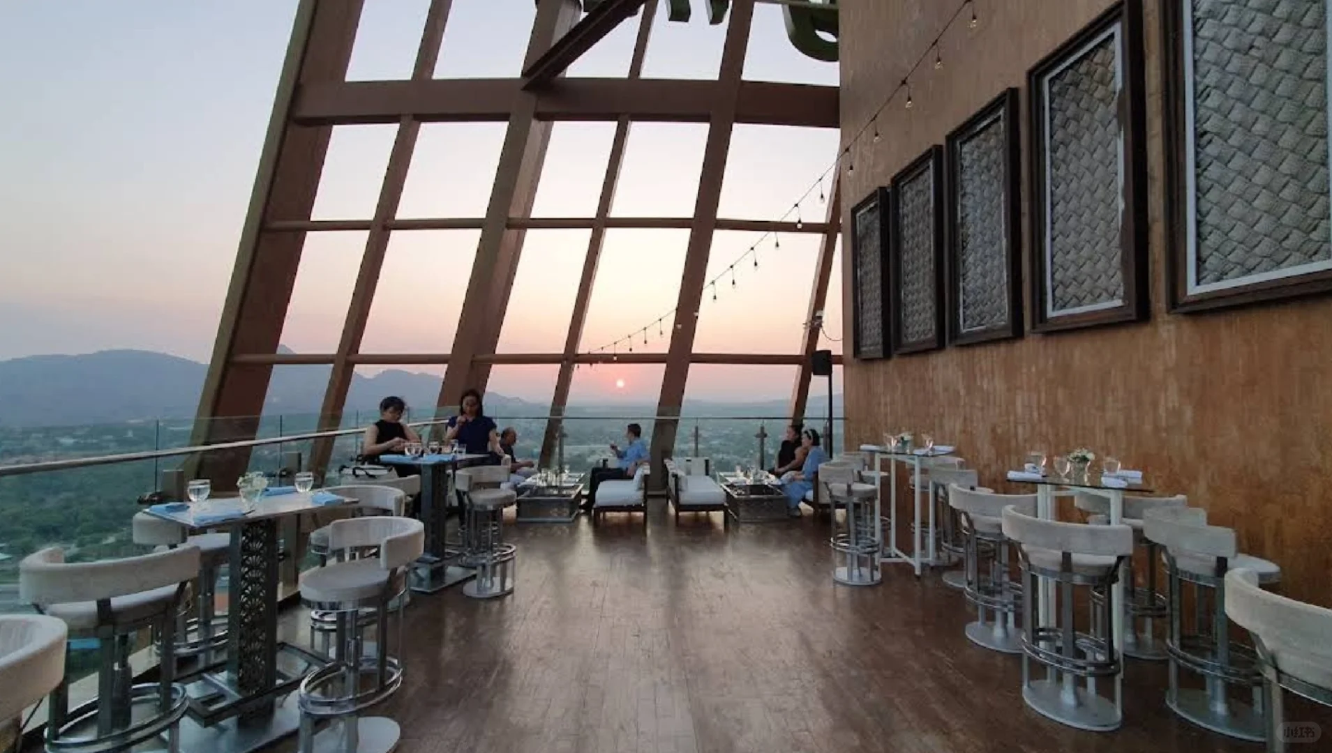 Hua Hin-The Sky Bar on the top floor of Holiday Inn has a super beautiful sunset