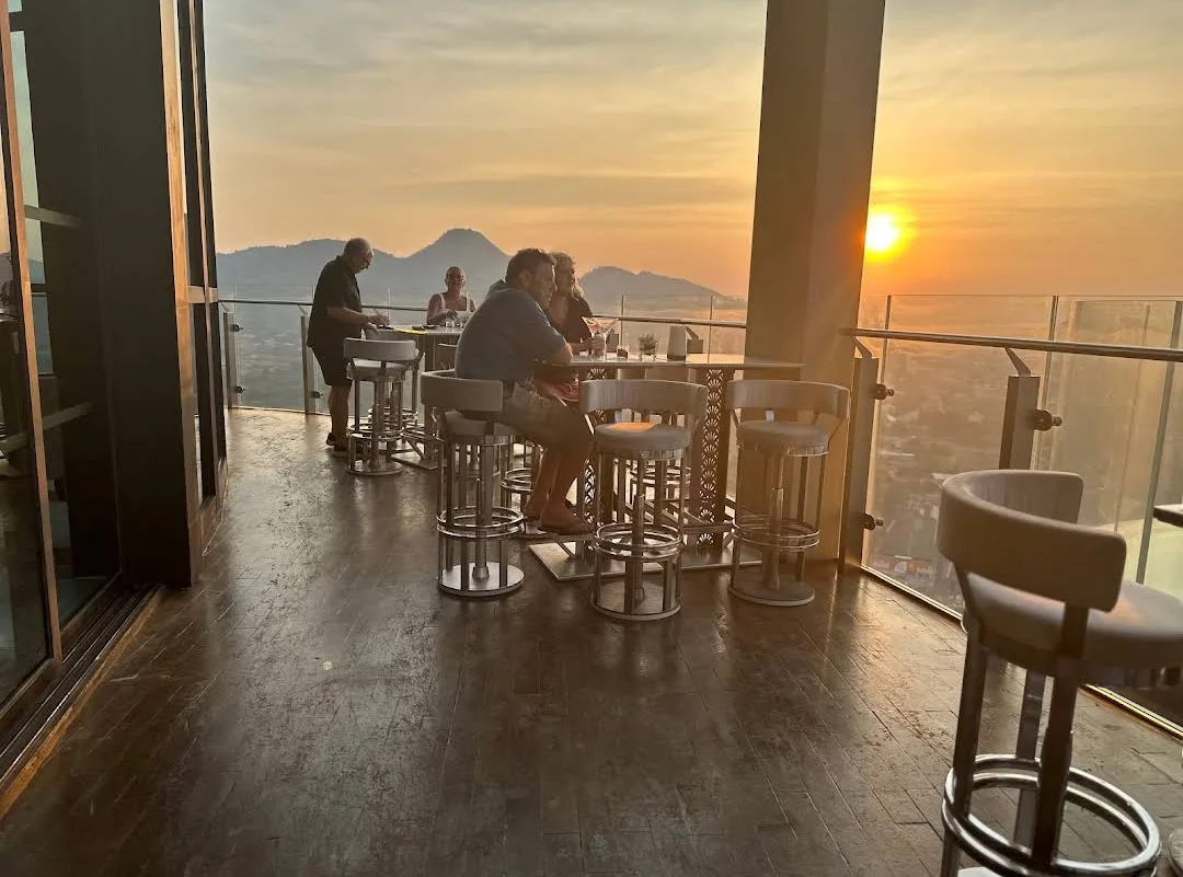 Hua Hin-The Sky Bar on the top floor of Holiday Inn has a super beautiful sunset