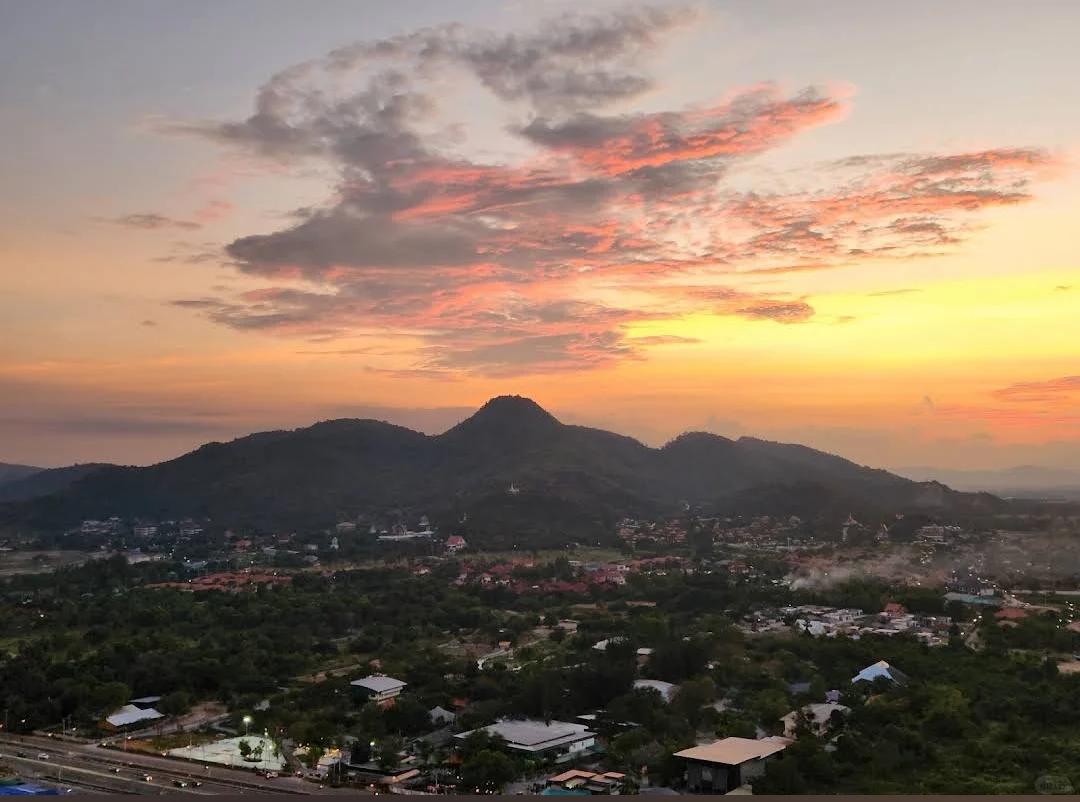 Hua Hin-The Sky Bar on the top floor of Holiday Inn has a super beautiful sunset