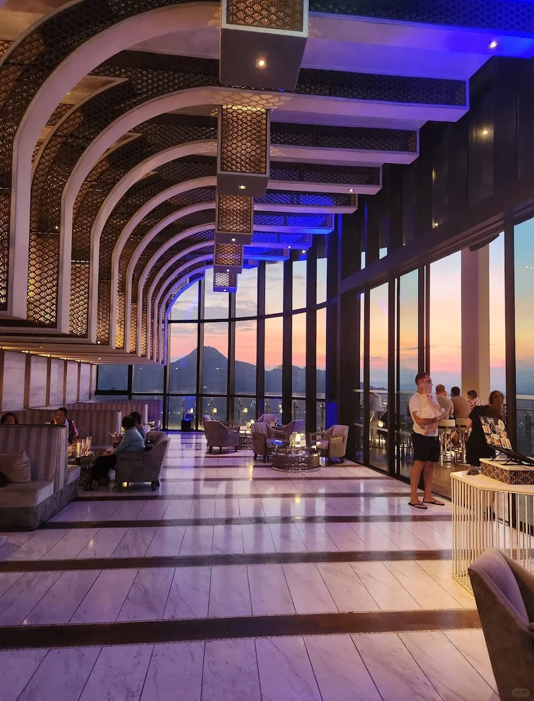 Hua Hin-The Sky Bar on the top floor of Holiday Inn has a super beautiful sunset