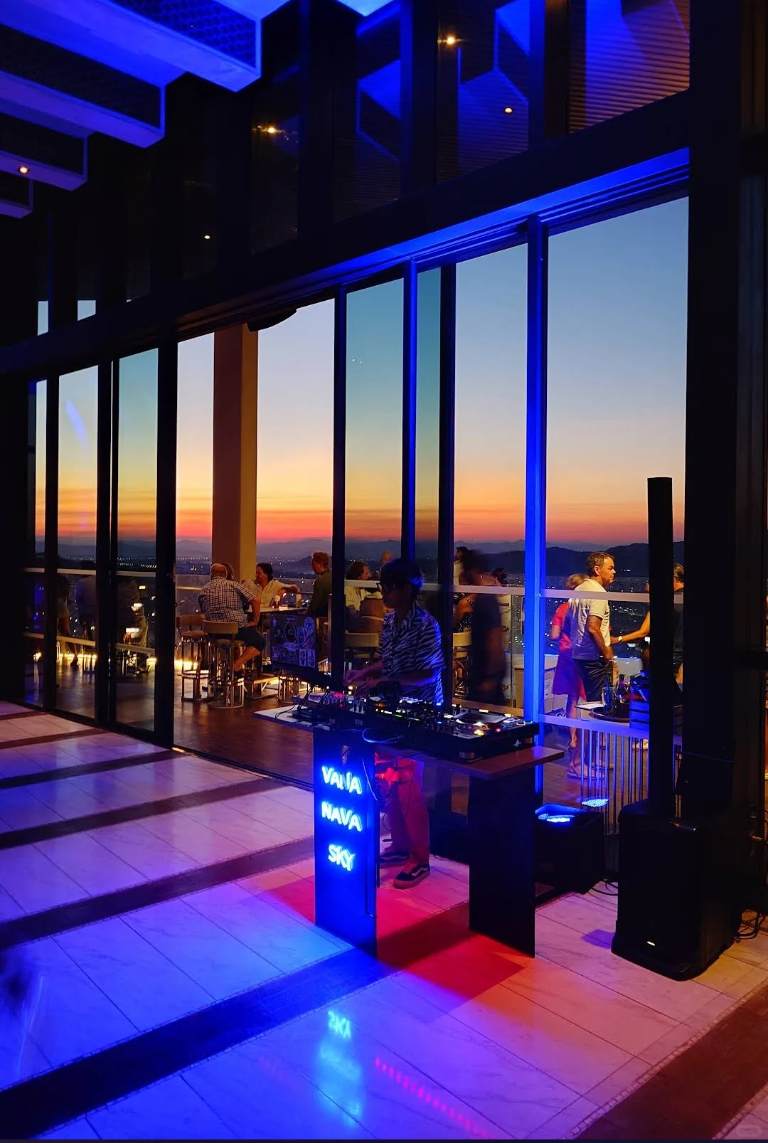 Hua Hin-The Sky Bar on the top floor of Holiday Inn has a super beautiful sunset