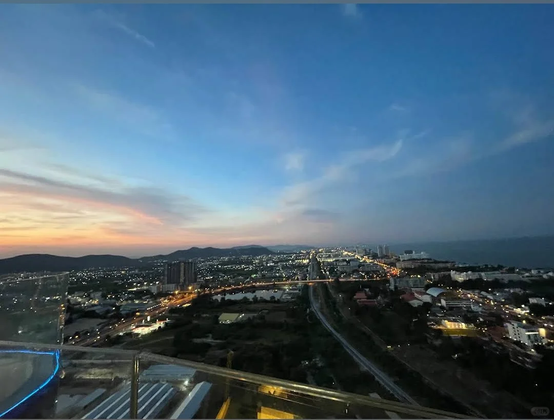Hua Hin-The Sky Bar on the top floor of Holiday Inn has a super beautiful sunset