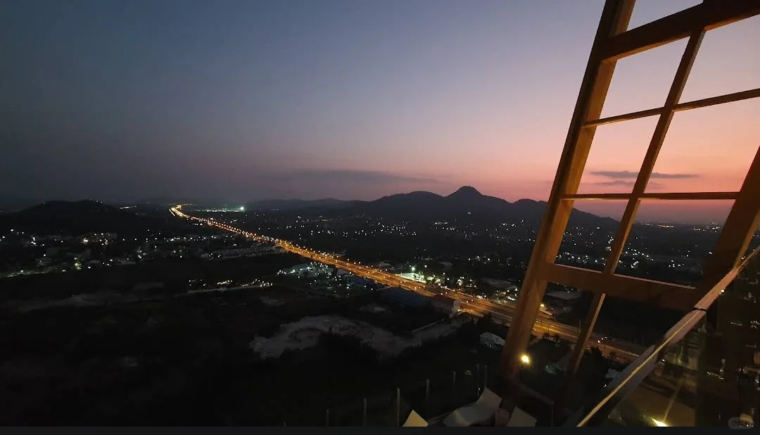 Hua Hin-The Sky Bar on the top floor of Holiday Inn has a super beautiful sunset