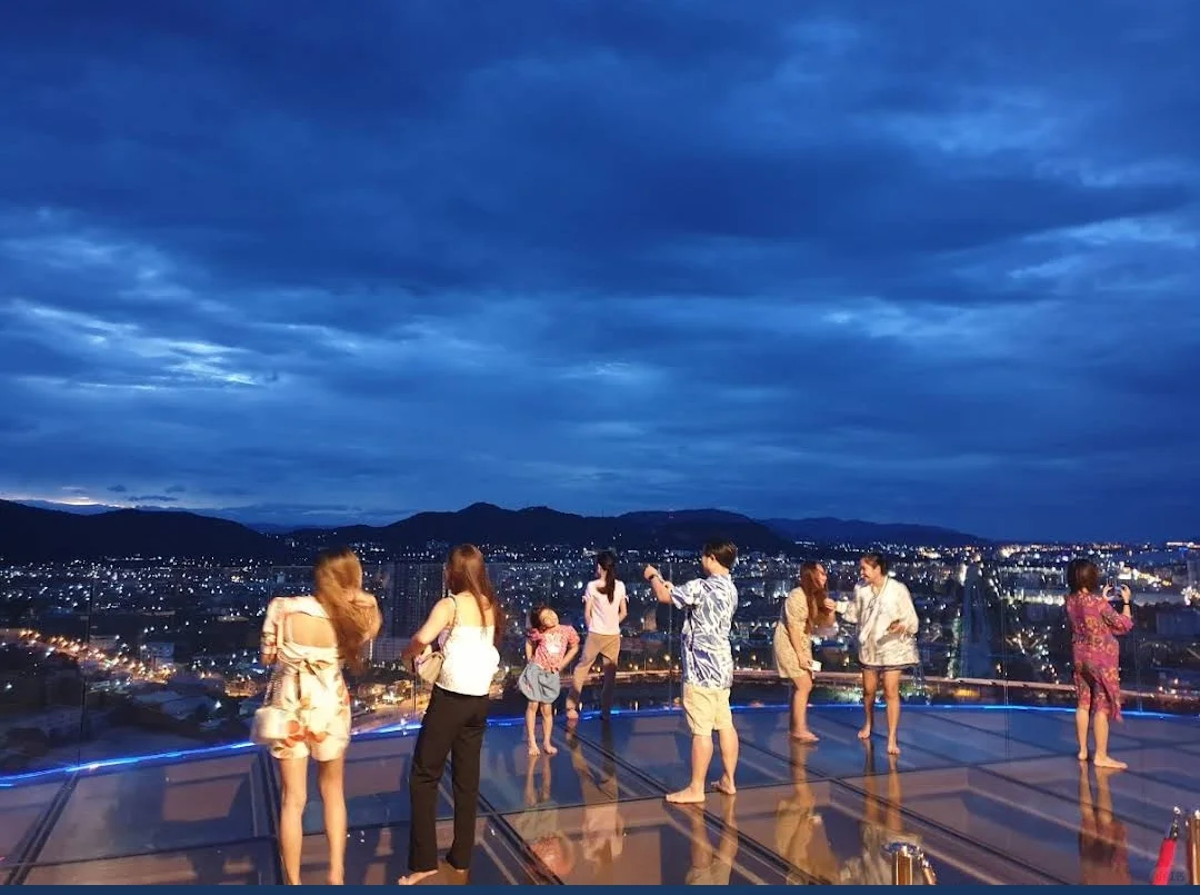 Hua Hin-The Sky Bar on the top floor of Holiday Inn has a super beautiful sunset
