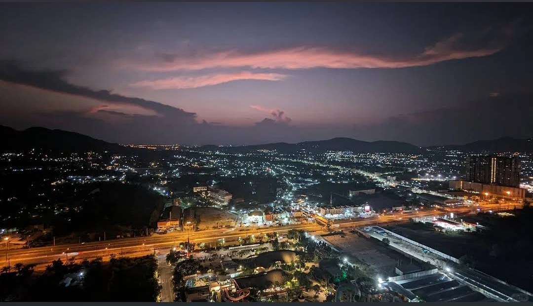 Hua Hin-The Sky Bar on the top floor of Holiday Inn has a super beautiful sunset