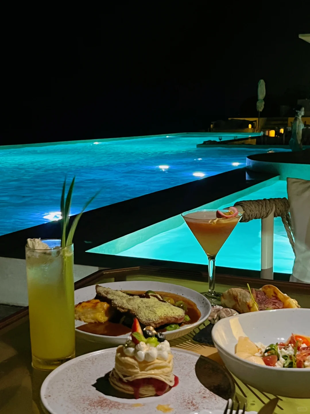 Hua Hin-Sundance Dayclub Hua Hin, a great combination of infinity pool and delicious food