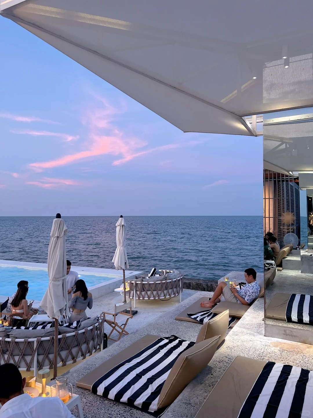 Hua Hin-Sundance Dayclub, a seaside restaurant offering afternoon tea and dinner