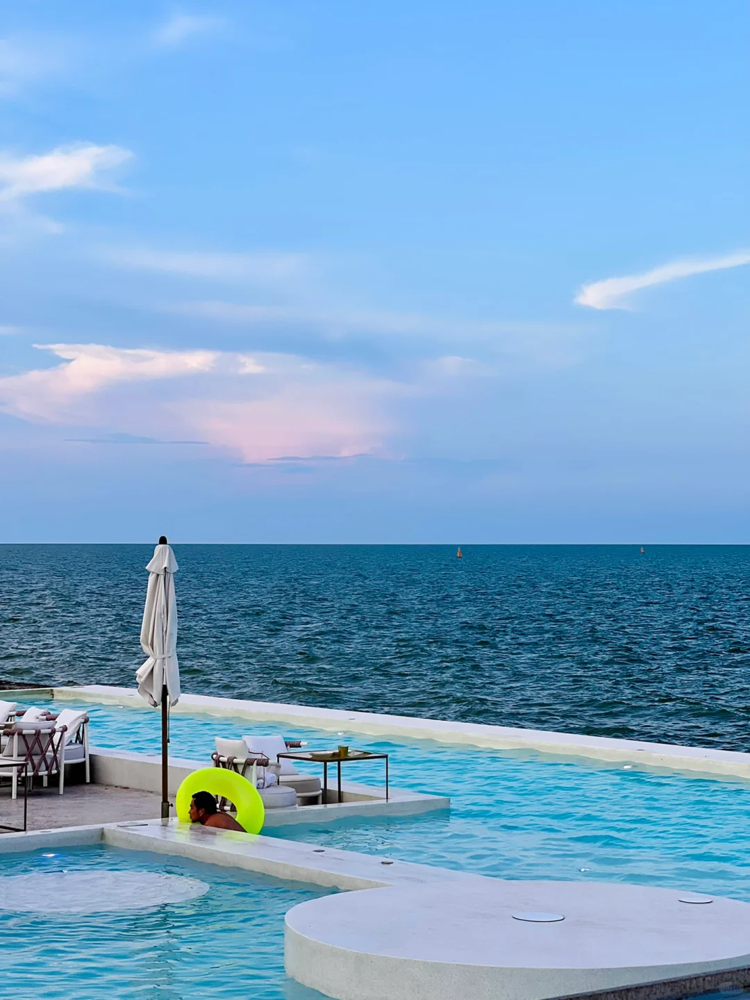 Hua Hin-Sundance Dayclub, a seaside restaurant offering afternoon tea and dinner