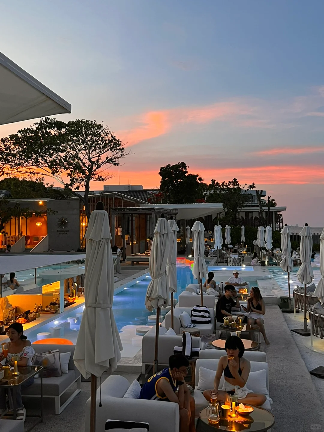 Hua Hin-Sundance Dayclub, a seaside restaurant offering afternoon tea and dinner