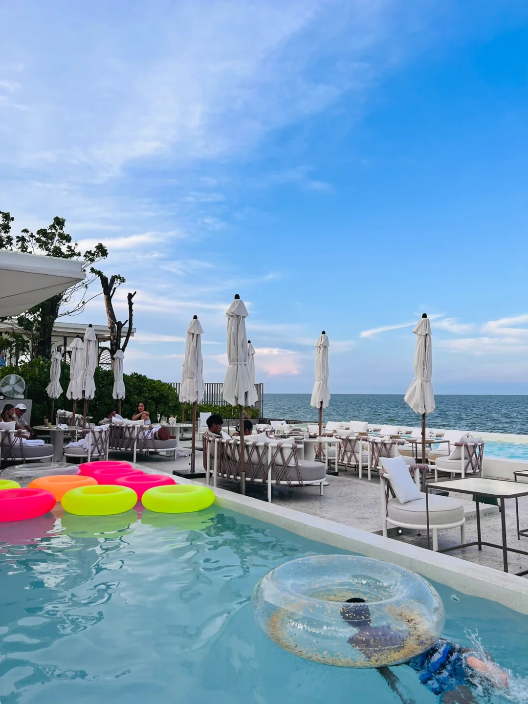 Hua Hin-Sundance Dayclub, a seaside restaurant offering afternoon tea and dinner