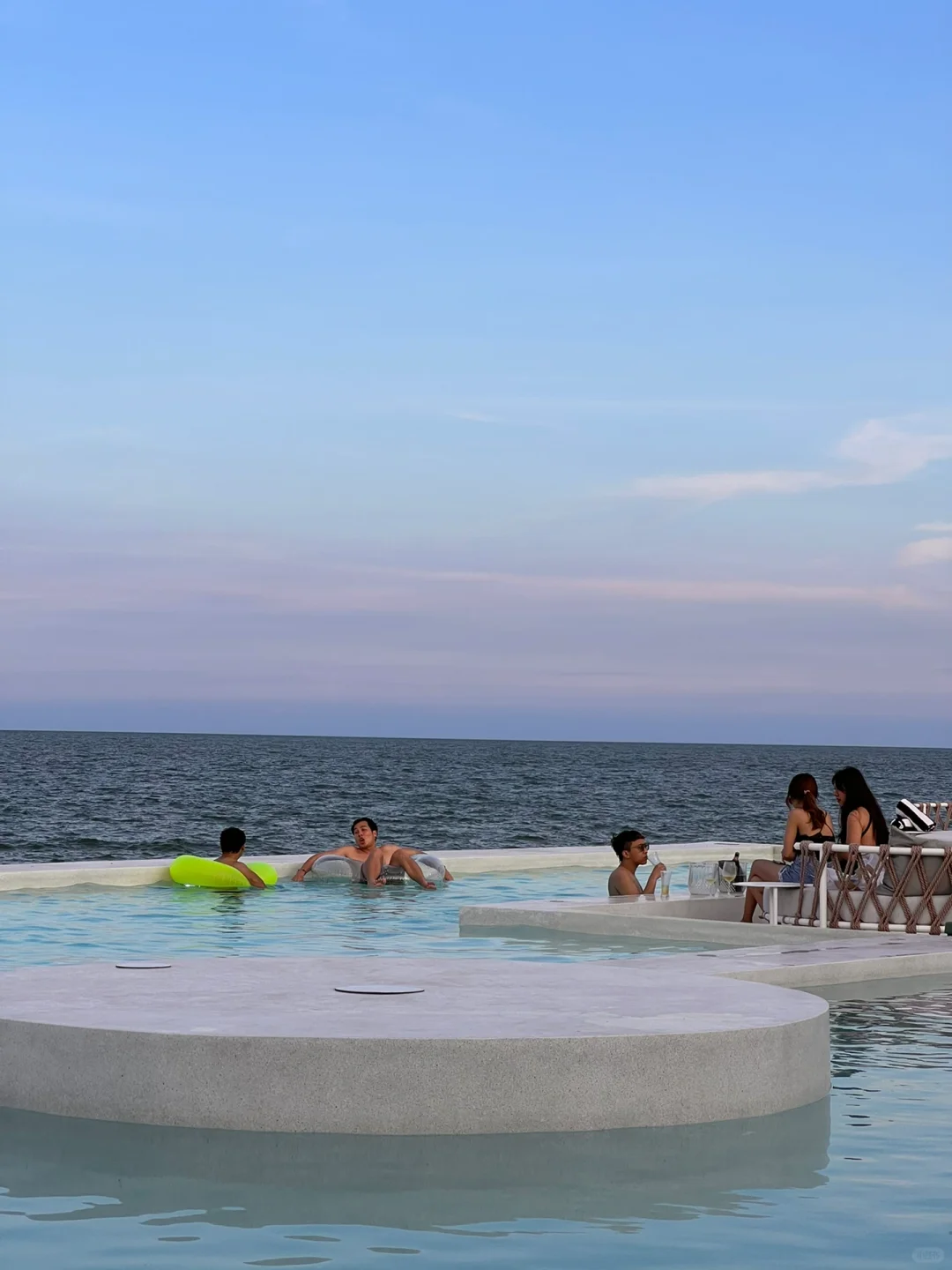Hua Hin-Sundance Dayclub, a seaside restaurant offering afternoon tea and dinner