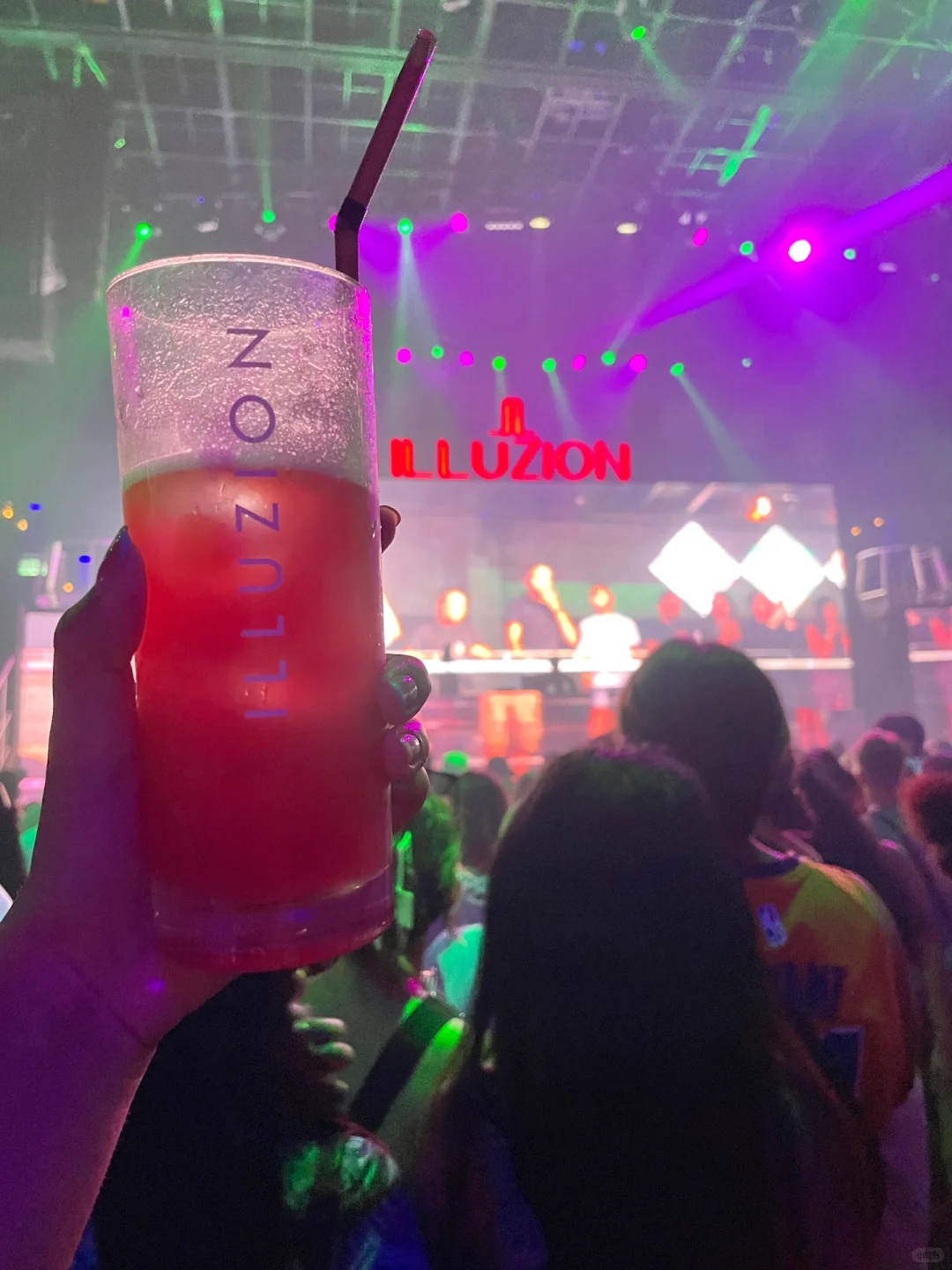 Phuket-Experience the top 100 nightclubs in Phuket Bar Street, illuzion
