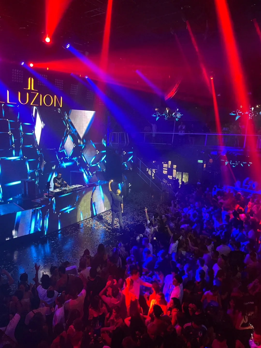 Phuket-Experience the top 100 nightclubs in Phuket Bar Street, illuzion