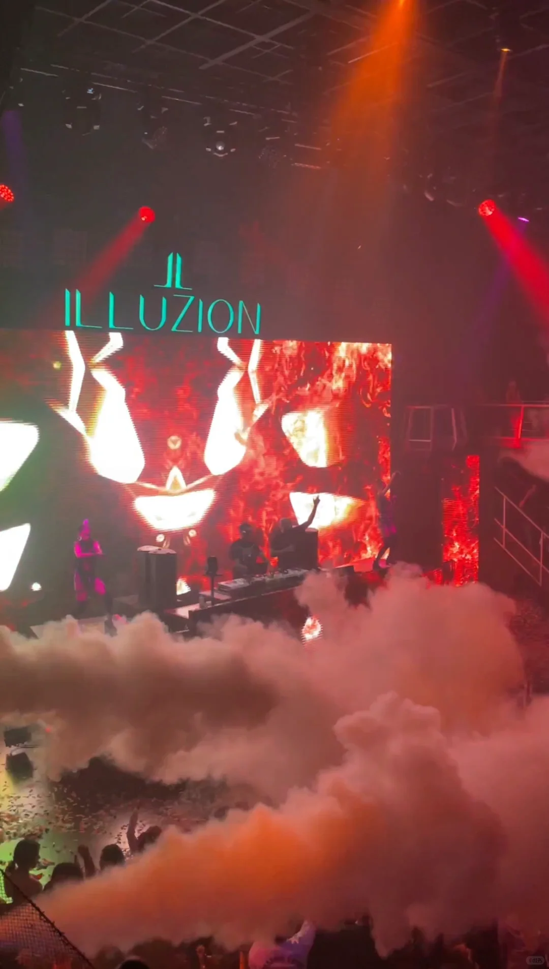 Phuket-Experience the top 100 nightclubs in Phuket Bar Street, illuzion