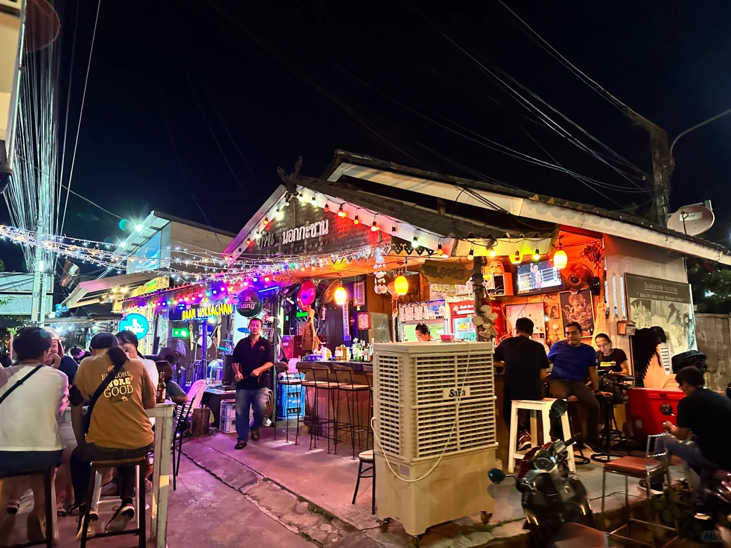 Hua Hin-Baan Nokkachan Hua Hin street bar with live singers and many locals
