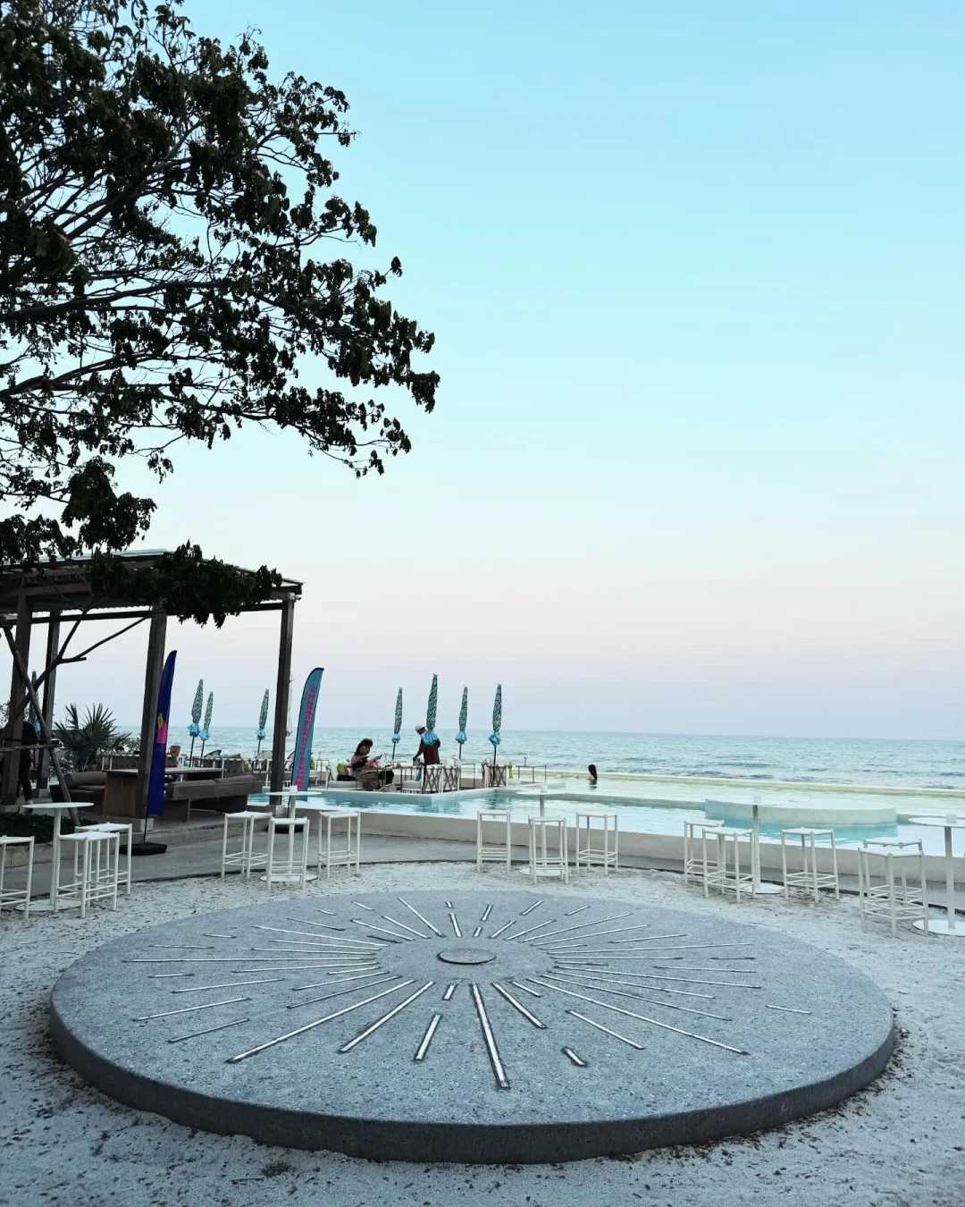 Hua Hin-Sundance Day Club at Hua Hin Hotel, with main pool and buffet