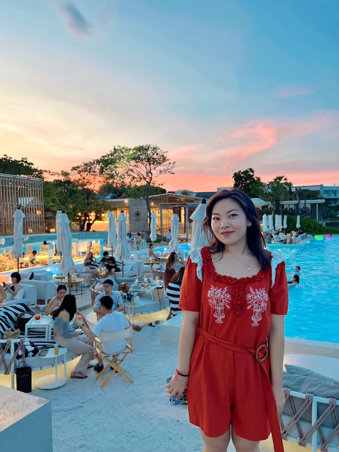 Hua Hin-Sundance Dayclub, a seaside restaurant offering afternoon tea and dinner
