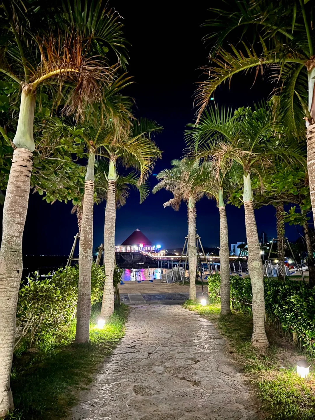 Okinawa-Renaissance Okinawa Hotel is suitable for family travel and you can feed manta rays