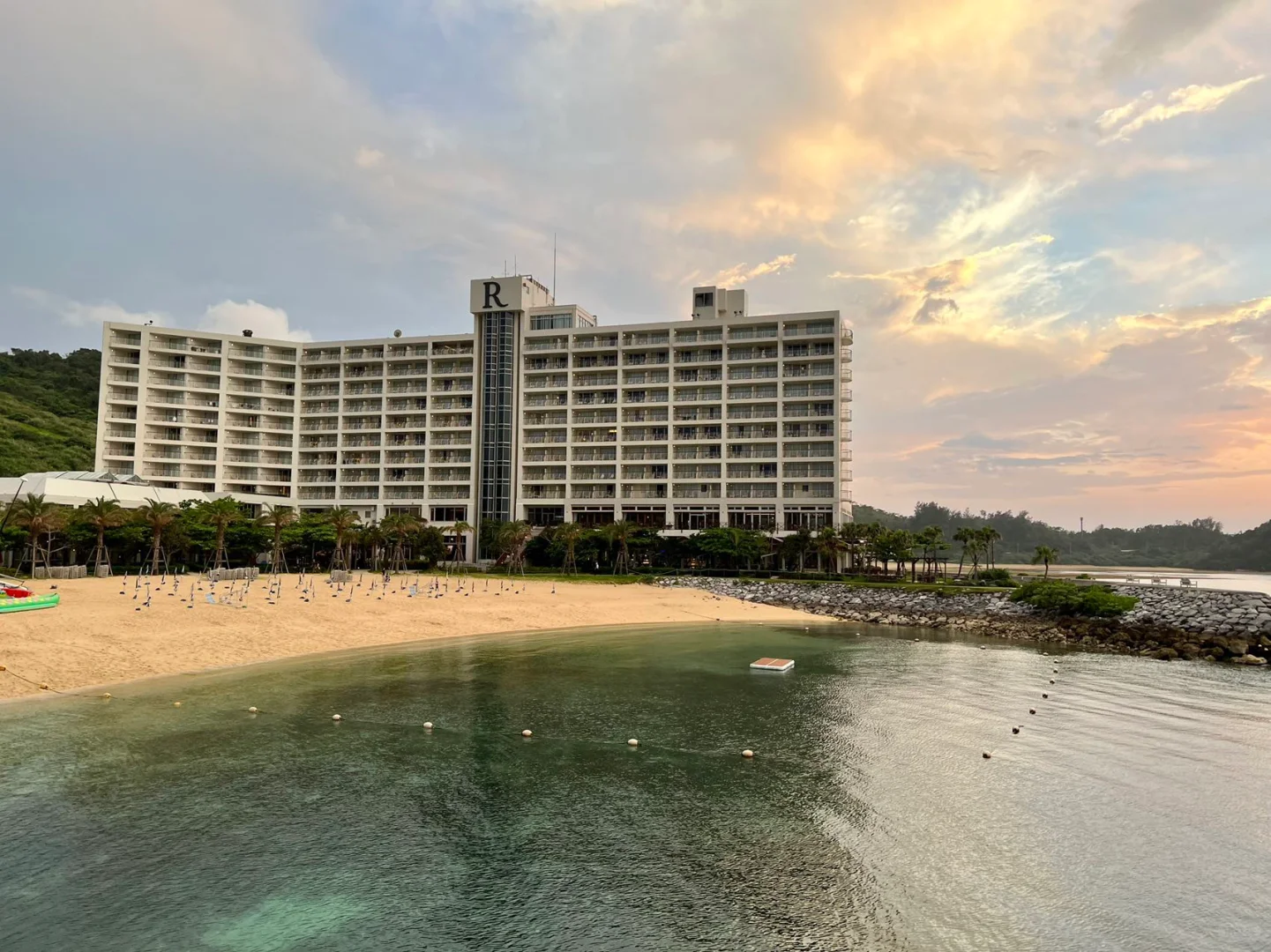 Okinawa-Renaissance Okinawa Hotel is suitable for family travel and you can feed manta rays