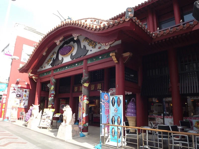 Okinawa-Enjoy shopping at Kokusai-dori in Naha, Okinawa, RYUBO Department Store and Jing'an Palace