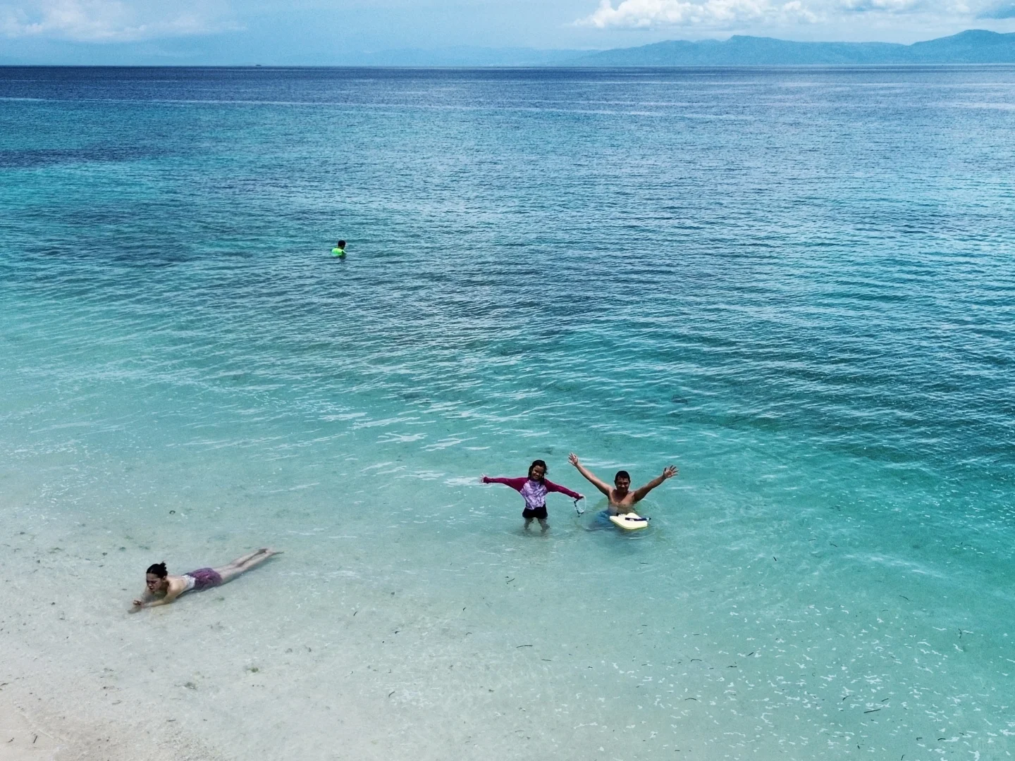 Cebu-Cebu Lumbug Beach, clear blue water and white sand